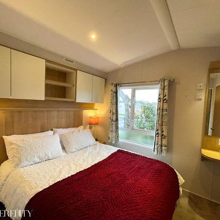 Lovely Holiday Home At Lyons Caravan Park! Престатин Екстериор снимка
